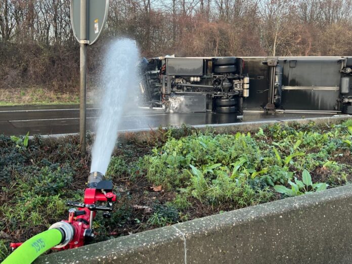Mit Wasser wird die brennende Hochvoltbatterie des Lkw gekühlt. Foto: Feuerwehr Haan Mit Wasser wird die brennende Hochvoltbatterie des Lkw gekühlt. Foto: Feuerwehr Haan