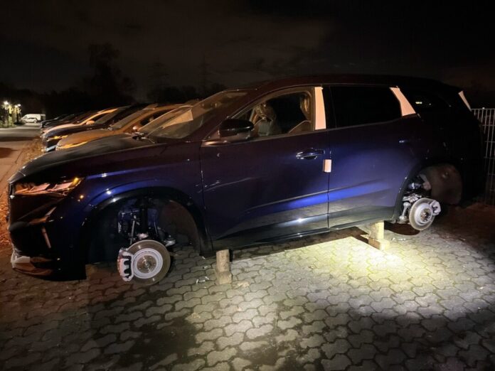 Betroffener PKW Die Täter haben von vier Fahrzeugen die Kompletträder abmontiert. Foto: Pressestelle Polizei