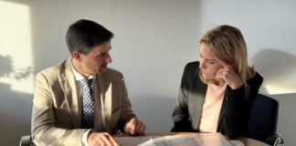 Entwurf des Kreishaushalts 2026 ist eingebracht Landrätin Bettina Warnecke und Kreiskämmerer Christian Schölzel. Foto: Kreis ME