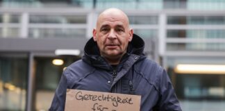 Tod auf Klassenfahrt: Mahnwache vor NRW-Schulministerium Emilys Vater Kay Schierwagen hielt eine Mahnwache vor dem NRW-Schulministerium ab.