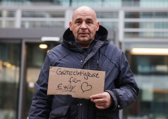 Emilys Vater Kay Schierwagen hielt eine Mahnwache vor dem NRW-Schulministerium ab.