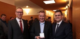 Dumeklemmer- Plakette für einen Stadtgestalter: Dirk Wittmer ausgezeichnet Dirk Wittmer gemeinsam mit Jan Heinisch (links) und Bürgermeister Patrick Anders (rechts) Foto: Alexander Heinz