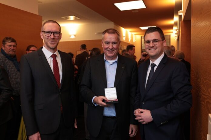 Dirk Wittmer gemeinsam mit Jan Heinisch (links) und Bürgermeister Patrick Anders (rechts) Foto: Alexander Heinz
