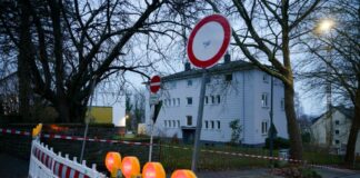 Haus droht einzustürzen – Feuerwehr evakuiert Gebäude Der Boden ist an mehreren Stellen abgesackt.