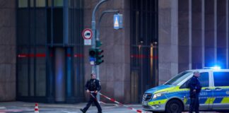 Polizeieinsatz wegen Bombendrohung in Mönchengladbach Viele Beamte sind wegen einer Bedrohungslage in Mönchengladbach im Einsatz.