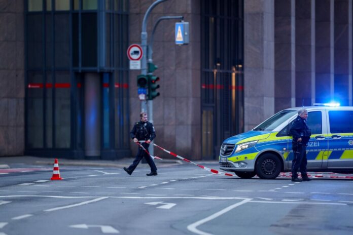 Hinweise auf Bedrohungslage in Mönchengladbacher Innenstadt Viele Beamte sind wegen einer Bedrohungslage in Mönchengladbach im Einsatz.