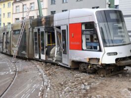 Nach Entgleisung: Ermittlungen gegen Straßenbahnfahrer Die Ursache für den schweren Straßenbahnunfall in Düsseldorf scheint geklärt. (Archivbild)