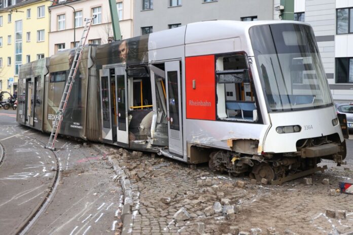 Straßenbahn in Düsseldorf entgleist Die Ursache für den schweren Straßenbahnunfall in Düsseldorf scheint geklärt. (Archivbild)