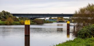 Marode A59-Brücke über die Ruhr wird bald neu gebaut Sieht idyllisch ist, ist aber eine extrem wichtige Autobahn-Verbindung in Duisburg: Die A59-Brücke über die Ruhr. (Archivbild)