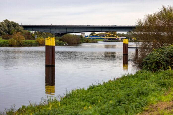Verbot für Schwertransporte über die A59-Brücke Sieht idyllisch ist, ist aber eine extrem wichtige Autobahn-Verbindung in Duisburg: Die A59-Brücke über die Ruhr. (Archivbild)