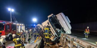 Lkw kippt auf Autobahn um – Fahrer in Lebensgefahr Der Lastwagen landete auf der Mittelplanke.