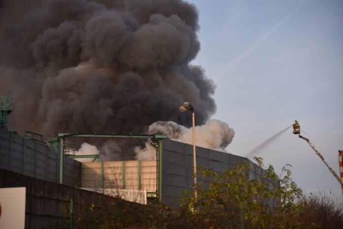 Brand in Recyclingbetrieb verursacht riesige Rauchsäule Feuerwehrleute bekämpfen einen Großbrand in einem Recyclingbetrieb.