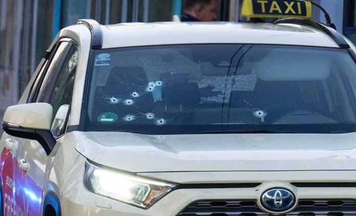 Schüsse auf Taxi-Fahrgast Auf das Taxi wurden mehrere Schüsse abgegeben - vor allem auf die Beifahrerseite.