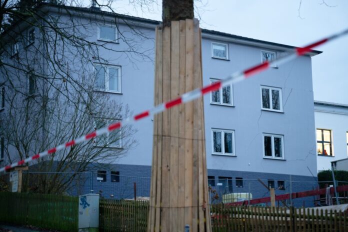 Grundschule bei einsturzgefährdetem Haus bleibt geschlossen Risse in der Fassade deuten auf die Schäden an einem Wohnhaus in Wuppertal hin. (Archivfoto)
