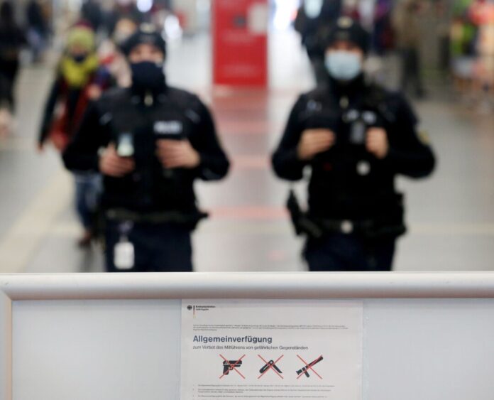 Bundespolizei verhängt Waffenverbot an Hauptbahnhöfen in NRW Mehr Sicherheit soll es an Silvester und Neujahr an den Bahnhöfen durch ein Waffenverbot geben. (Symbolbild)