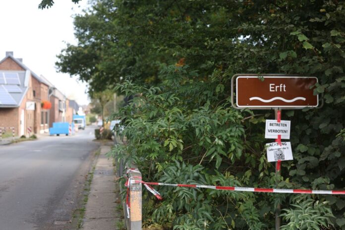 Giftiges Stollenwasser gelangt in die Erft Das verseuchte Wasser aus einem alten Stollen im Mechernicher Bleiberg läuft in den Veybach und von da aus über die Erft in den Rhein. (Archivbild)