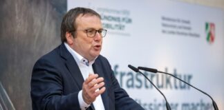 NRW-Verkehrsminister Oliver Krischer sorgt sich um die Brücken im Land. (Archivbild)