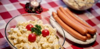 Kartoffelsalat mit Würstchen etwas günstiger als 2024 Laut einer aktuellen Statista-Befragung geben 34 Prozent der Befragten an, dass es bei ihnen über die Weihnachtsfeiertage Würstchen mit Kartoffelsalat gibt. (Symbolfoto)