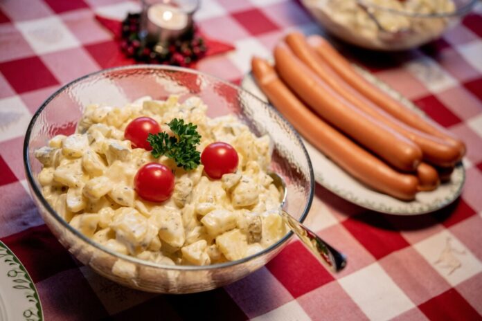 Heiligabend - Würstchen und Kartoffelsalat Laut einer aktuellen Statista-Befragung geben 34 Prozent der Befragten an, dass es bei ihnen über die Weihnachtsfeiertage Würstchen mit Kartoffelsalat gibt. (Symbolfoto)