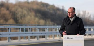 Merz gibt neue Brücke in Lüdenscheid nach vier Jahren frei Bundeskanzler Friedrich Merz (CDU) spricht bei der Eröffnung der Rahmedetalbrücke.