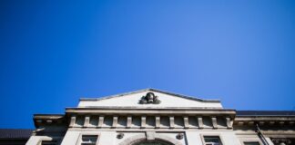 Der Verletzte konnte sich aus dem Park bis vor das Gerichtsgebäude schleppen. (Archivbild)