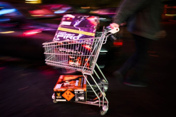 Verkaufsstart Silvesterfeuerwerk In Bochum und im Kreis Steinfurt haben Unbekannte ganze Seecontainer aufgebrochen und Knaller und Böller gestohlen.