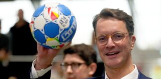 Ministerpräsident Hendrik Wüst (CDU) bei der Vorstellung des aktualisierten Olympia-Konzepts (Archivfoto)