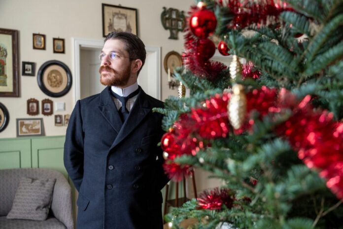 Valerio Bonanno feiert Weihnachten wie vor 125 Jahren Schon länger hat Valerio Bonanno seine Wohnung mit Möbeln aus der Kaiserzeit eingerichtet und trägt nur Kleidung von damals - jetzt hat er erstmals auch ein Weihnachtszimmer aus der Epoche um 1900 nachgestellt.