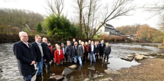 Gang in die Wupper: Unternehmer fordern rasche Reformen Unternehmer wollen mit einer symbolischen Aktion auf die «dramatische Lage der Industrie» hinweisen.