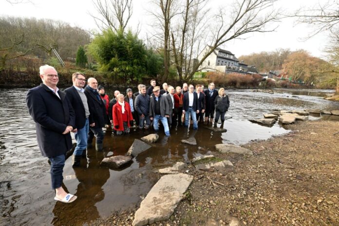 IHK-Chefs gehen in die Wupper Unternehmer wollen mit einer symbolischen Aktion auf die «dramatische Lage der Industrie» hinweisen.
