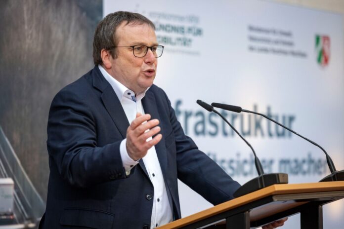 Oliver Krischer NRW-Verkehrsminister Oliver Krischer sorgt sich um die Brücken im Land. (Archivbild)