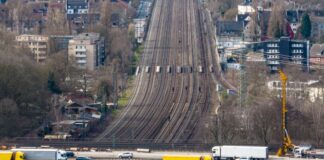 Die Bahngleise unter dem Autobahnkreuz Kaiserberg werden 2026 noch zweimal für mehrere Wochen gesperrt. (Archivbild)