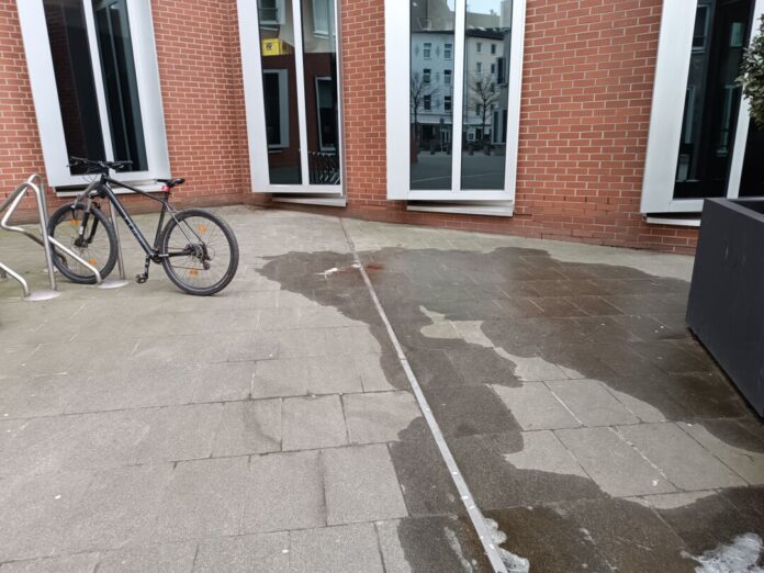 Schüsse in Düsseldorf gefallen - zwei Schwerverletzte Mitten in der Nacht sollen in Düsseldorf Schüsse gefallen sein - am Morgen war noch Blut vor Ort zu sehen.