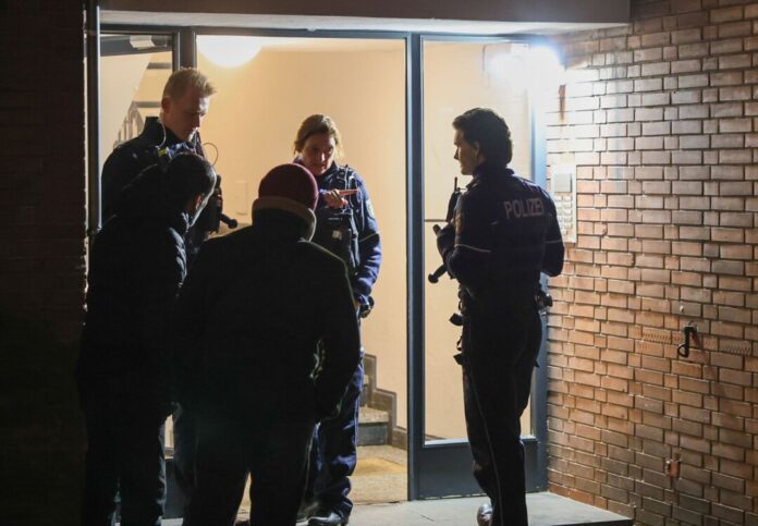 Frau lebensgefährlich verletzt Die Polizei nahm den tatverdächtigen Jugendlichen noch vor Ort fest.