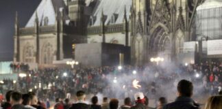 Mir hilft hier keiner – Zehn Jahre Kölner Silvesternacht Junge Männer auf dem Platz vor dem Dom und keine Polizei weit und breit - so blieb die Kölner Silvesternacht visuell in Erinnerung. Viele Frauen wurden in der Nacht Opfer sexueller Übergriffe. (Archivbild)