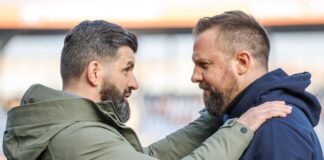 «Auf der Felge»: Schalke 04 verliert gegen eigene Filiale Trainerkollegen: Miron Muslic (l) von Schalke 04 und Heiner Backhaus von Eintracht Braunschweig.