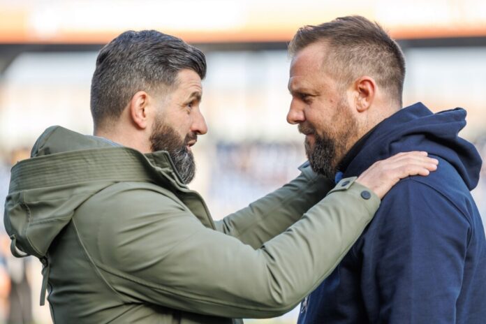 Eintracht Braunschweig - FC Schalke 04 Trainerkollegen: Miron Muslic (l) von Schalke 04 und Heiner Backhaus von Eintracht Braunschweig.