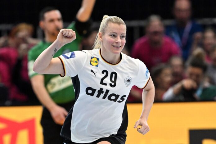 Kapitänin Antje Döll Antje Döll führt die deutschen Handballerinnen erstmals bei einer WM als Kapitänin aufs Feld. (Archivbild)