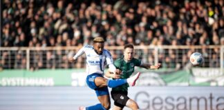 Schalkes Moussa Sylla reist nicht zum Afrika-Cup Moussa Sylla (l.) bleibt in Gelsenkirchen. (Archivbild)