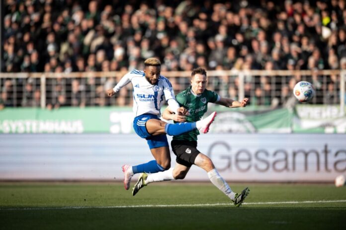 Moussa Sylla (l.) bleibt in Gelsenkirchen. (Archivbild)