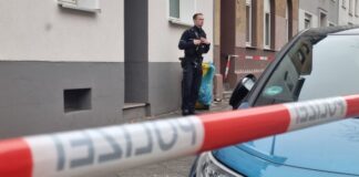 Der Tatort wurde mit Flatterband abgesperrt.