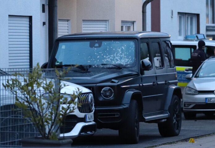 Fahrzeuge durch Explosion beschädigt Die Polizei prüft mögliche Bezüge ins Rockermilieu.