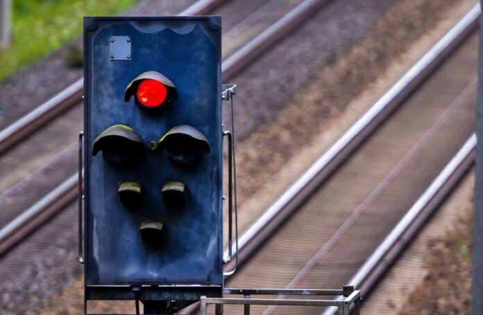 Ein Streckensignal an der zweigleisigen Bahnstrecke. Viele Regionalzüge müssen dem Fernverkehr und dem internationalen Güterverkehr Vorrang gewähren. (Symbolbild)