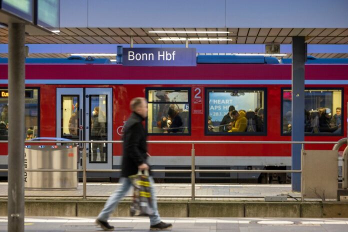 Zwischen dem 14.12. und 21.12. kommt es zu massiven Einschränkungen im Bahnverkehr um Bonn. Grund ist eine geplante Brückenerneuerung. (Symbolbild)