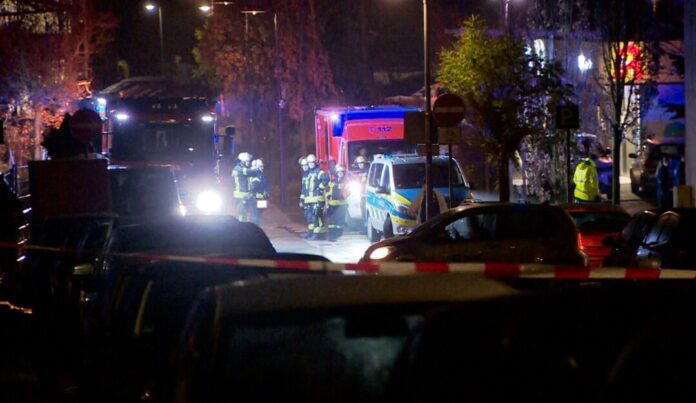 Mutter und zwei Kinder nach Messangriff auf Intensivstation Am frühen Samstagmorgen rückten Einsatzkräfte wegen eines Messerangriffs aus - die Opfer kämpfen weiterhin mit den Folgen.