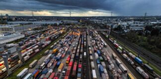 Unfall bei Reparatur: Zwei Tote nach Sturz in Köln Auf dem Umschlagbahnhof Köln Eifeltor sind am Samstag zwei Menschen bei einem Arbeitsunfall getötet worden. (Archivbild)