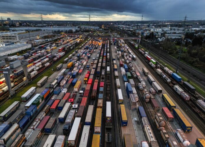 Umschlagbahnhof Köln Eifeltor Auf dem Umschlagbahnhof Köln Eifeltor sind am Samstag zwei Menschen bei einem Arbeitsunfall getötet worden. (Archivbild)