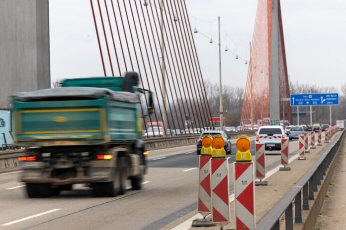 NRW droht neues Brücken-Chaos – Kritik an Bund und Land Noch fließt der Verkehr auf der Bonner Nordbrücke - der Logistikverband befürchtet starke Einschränkungen für die Betriebe.
