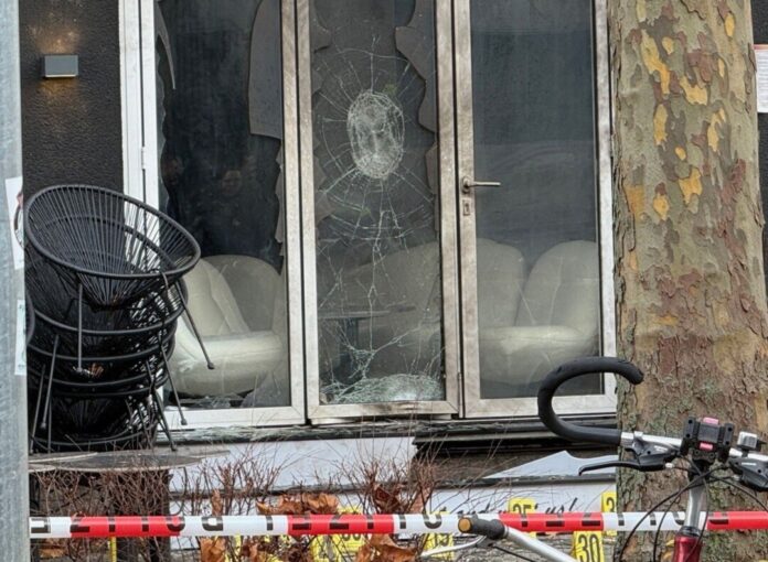 Explosion vor Shisha-Bar in Offenbach Die Scheiben der Shisha-Bar sind beschädigt.