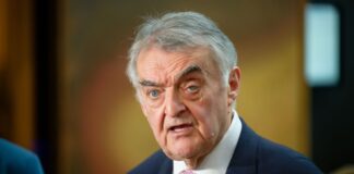 Minister fordert strengere Regeln für Sicherheit in Stadien Fordert schärfere Sicherheits-Vorgaben in Fußballstadien: NRW-Innenminister Herbert Reul (CDU). (Archivbild)